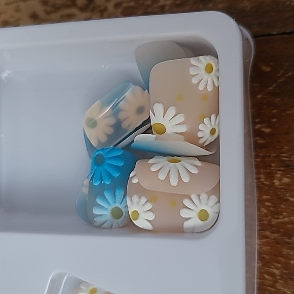 2/16 Blue Boho Ombe Daisy Press on Nails - Picture 15 of 16